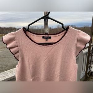 RW&Co. Women sleeveless sweater. Size Large. Dusty pink with maroon border.